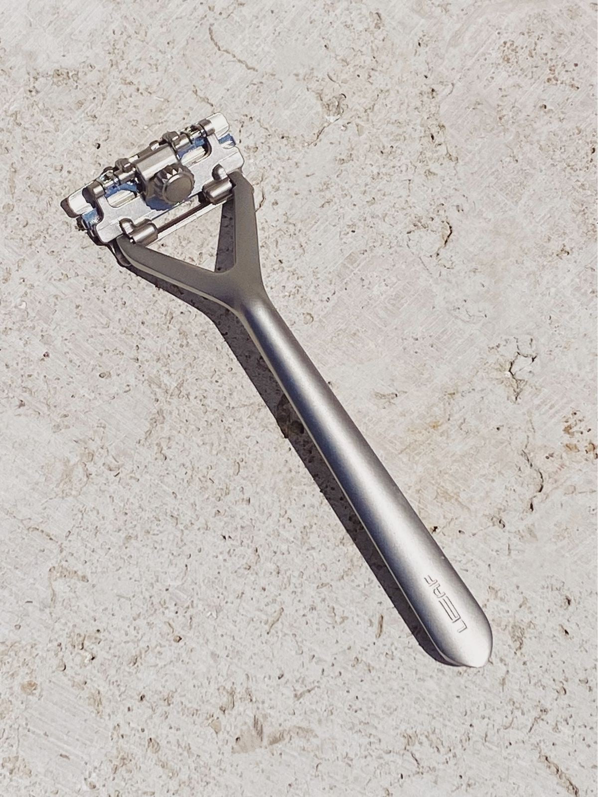 pivoting head razor by leaf shave